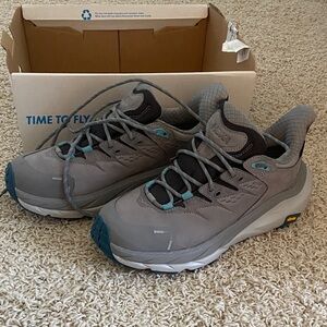 Women's Hoka Kaha 2 Low GTX US Size 7. Sharkskin / Blue Coral